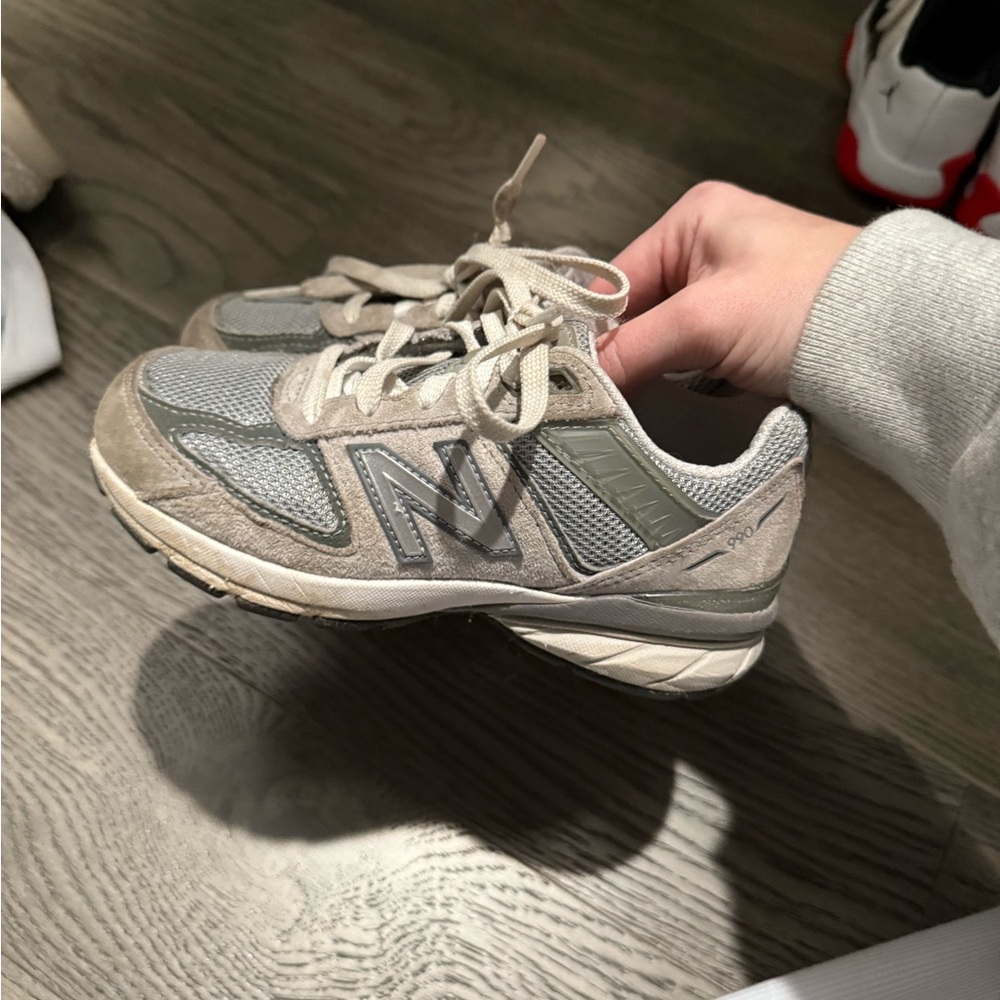 Kids New Balance Light Gray and Cream Running Shoes Size 13